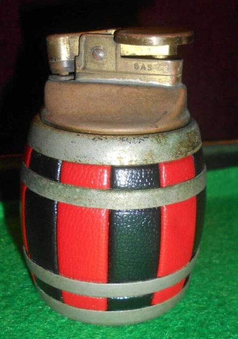 Isqueiro Art Déco, em forma de barril, metal e pele preta e vermelha