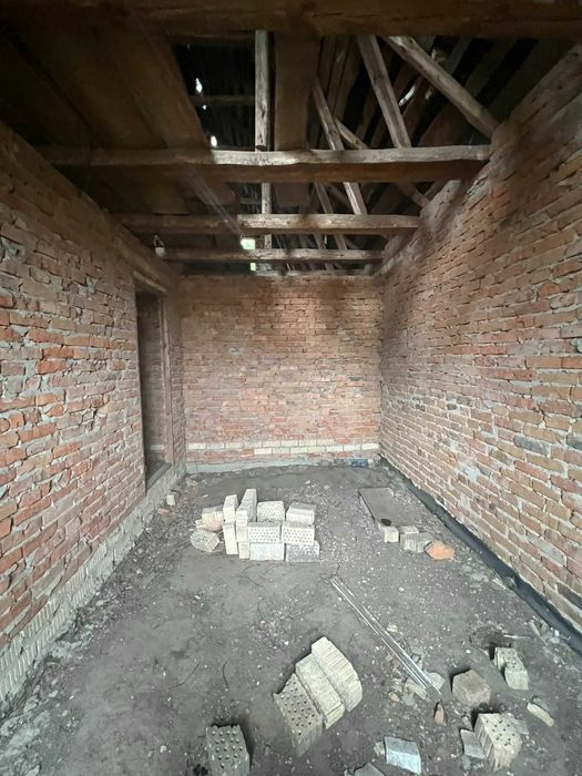 Недобудова в с. Рогозів з кутовою ділянкою