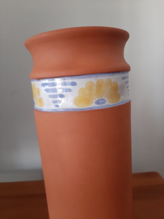 Jarra em barro e ceramica com base