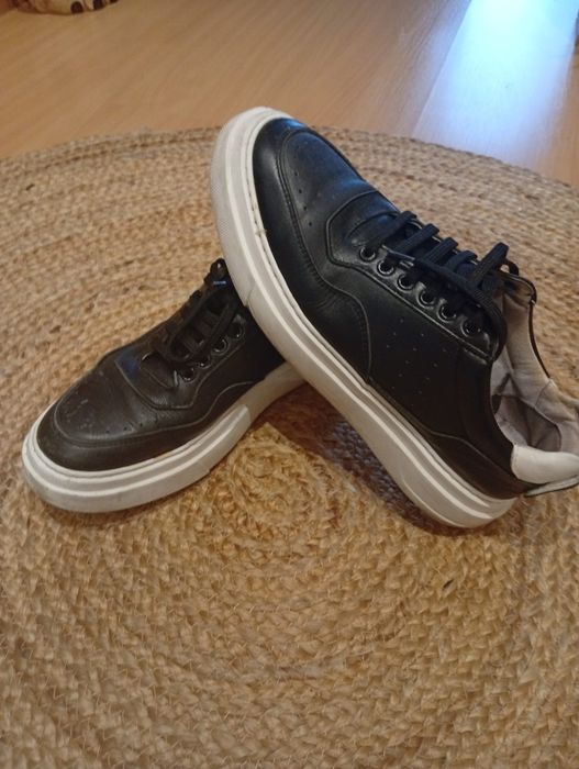 Sapatos pretos em pele de homem