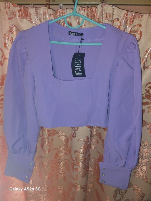 Короткий топ з довгими рукавами