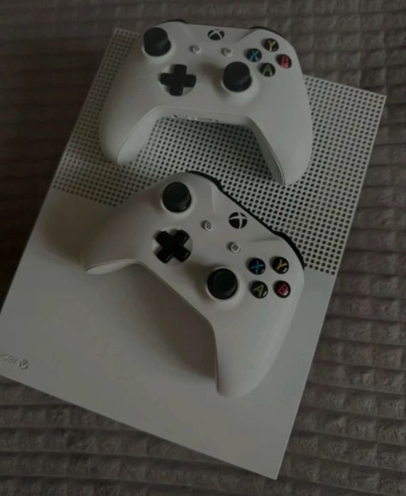Konsola do gier xbox one z dwoma padami