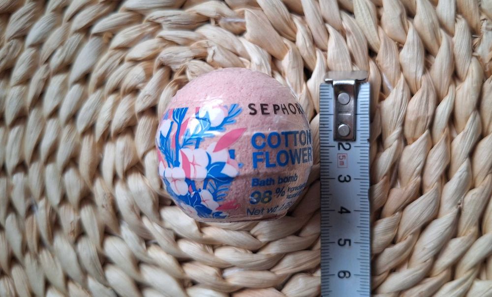 Dwie musujące kule do kąpieli Kwiat bawełny Sephora kosmetyk wegański