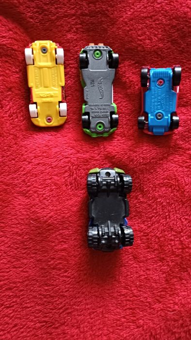 Машинки Hot Wheels.