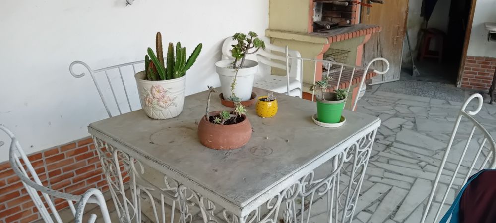 Conjunto mesa vom 4 cadeiras em ferro