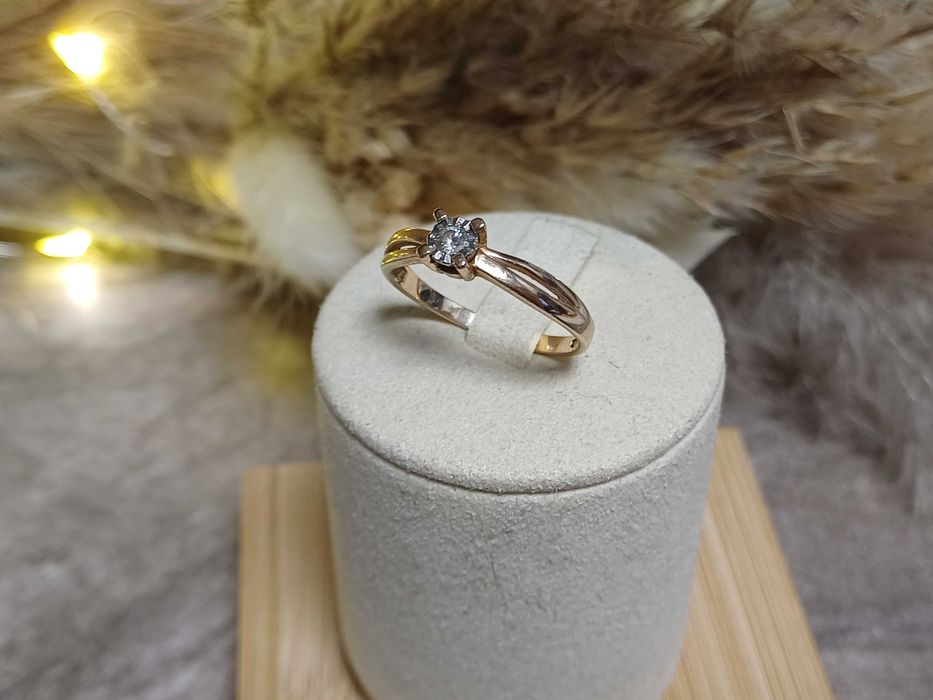 Złoty pierścionek z brylantem P585 2,22g rozmiar 17" certyfikat