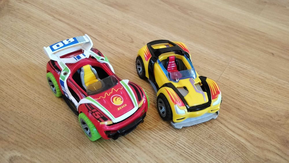 Dwa auta ze znakami drogowymi