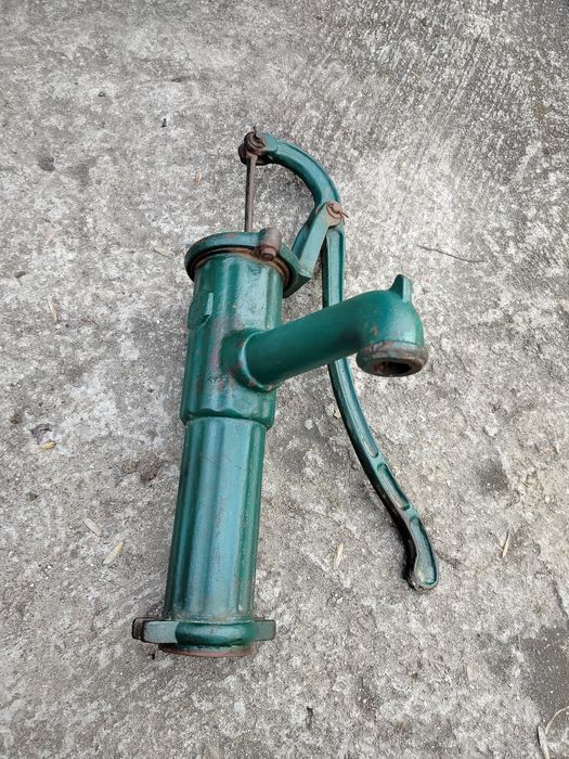 Stara pompa do ogrodu