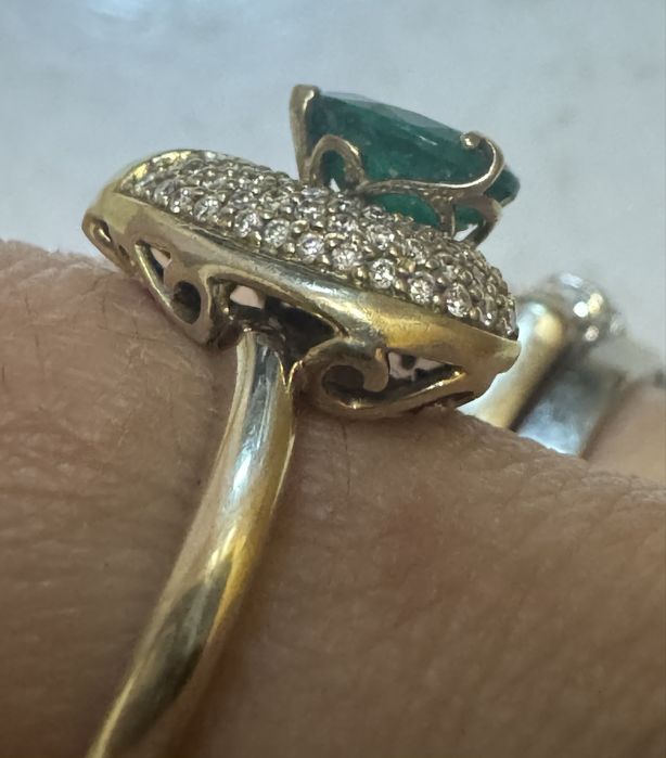 Золотое кольцо с бриллиантами и Изумрудом