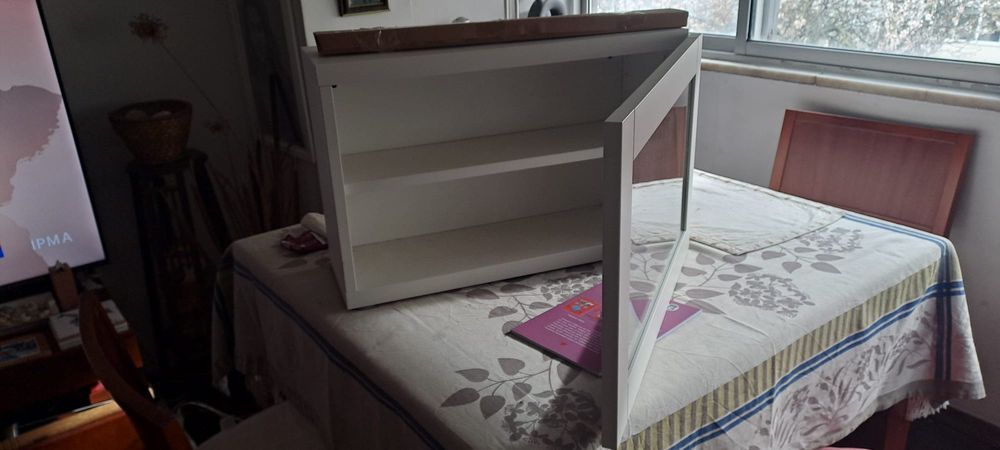 Armário com porta de vidro