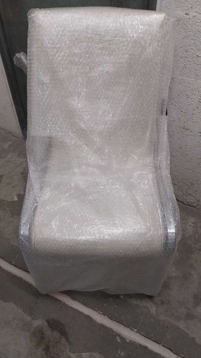 Cadeira de design em pele sintética branca