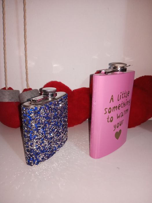 Garrafas de bolso. Rosa e azul.