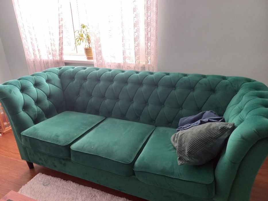 Zielona kanapa do salonu