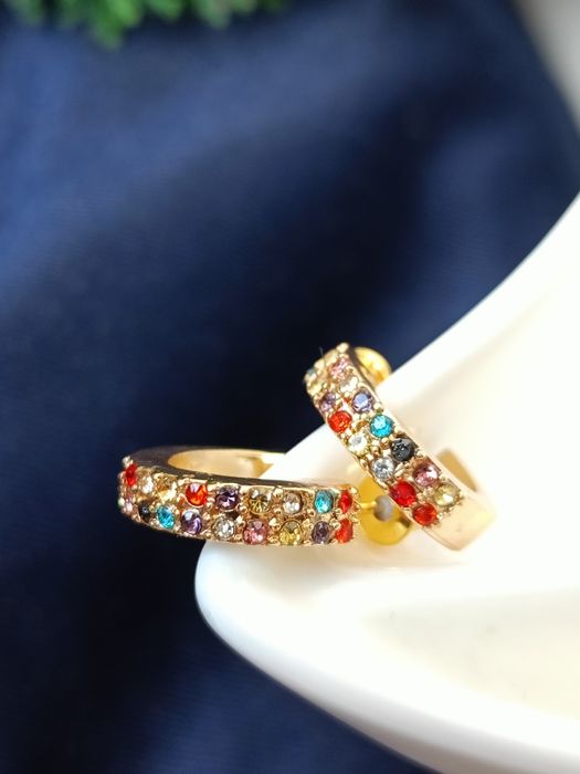 Nowe małe kolczyki z cyrkoniami kolorowe sztyfty wkrętki