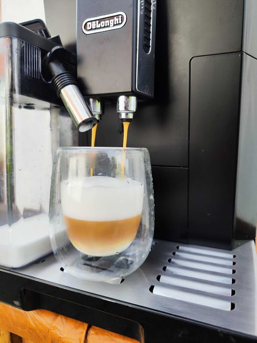 Кавомашина DeLonghi ECAM 44.660 B Eletta Cappuccino новий молочник