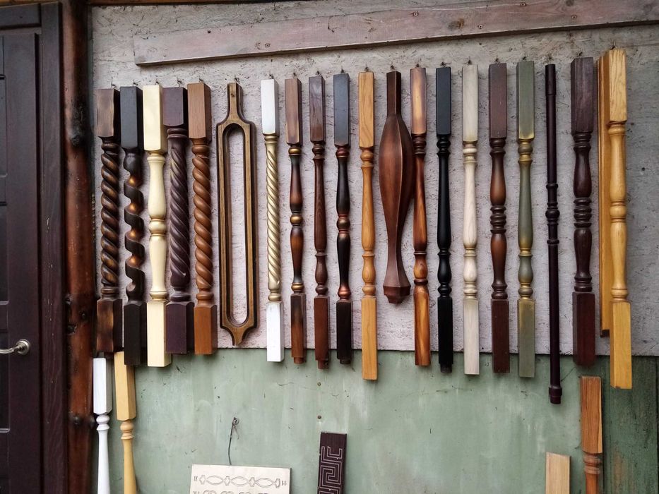 СТрогаю, ріжу, крашу деревину.