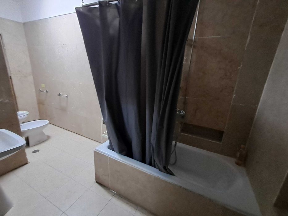Quarto CASAL com 3 janelas. CentroLISBOA. Entrada imediata.