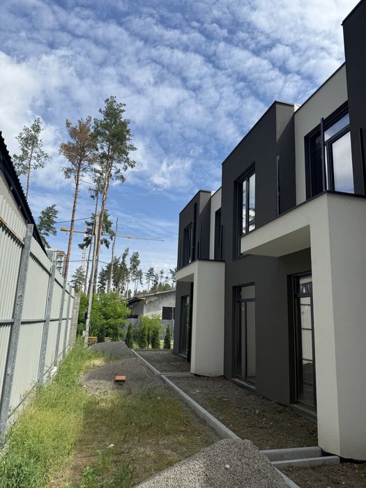 Таунхаус Гостомель на межі Бучі парк Щасливий