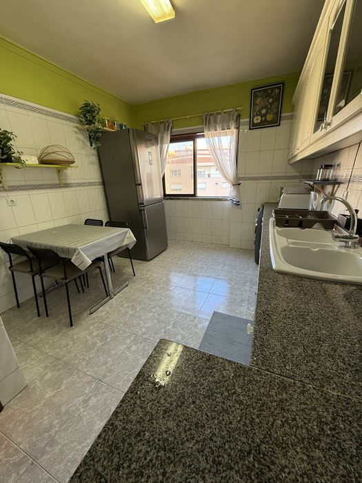 Quarto mobiliado 02 camas, tv, p arrendar a 600 m da estação de Massamá