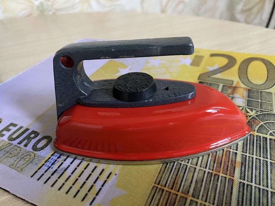 Продам детский металлический игрушечный утюг.