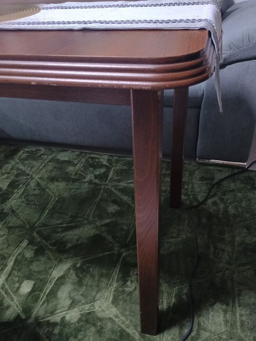 Brązowy stół rozkładany 70 x 120 cm przed rozłożeniem