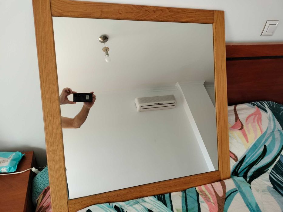 Espelho com Moldura em Medeira