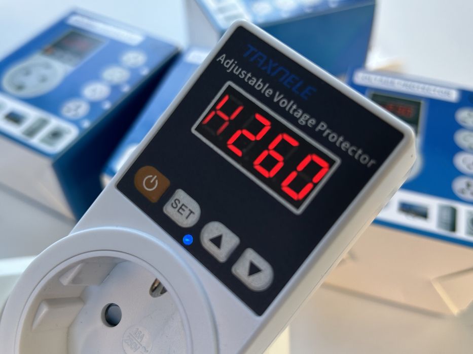 Реле напряжения в розетку 220В отсекатель Дисплей