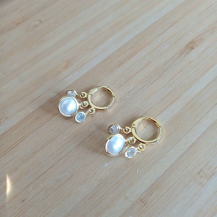 Brinco delicado com zircónias e pérolas  banhado a ouro no aço inoxidável antialérgico