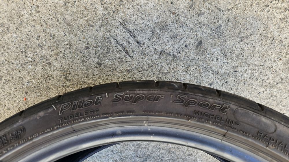 Opony  235.35.19  Michelin