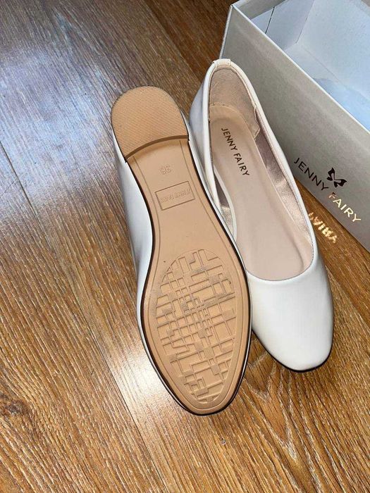 Sprzedaję damskie buty na niskim obcasie
