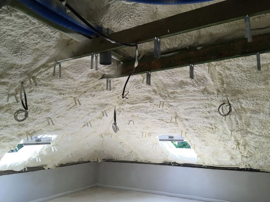 Ocieplenie poddasza, ocieplenie pianą PUR, izolacja natryskowa