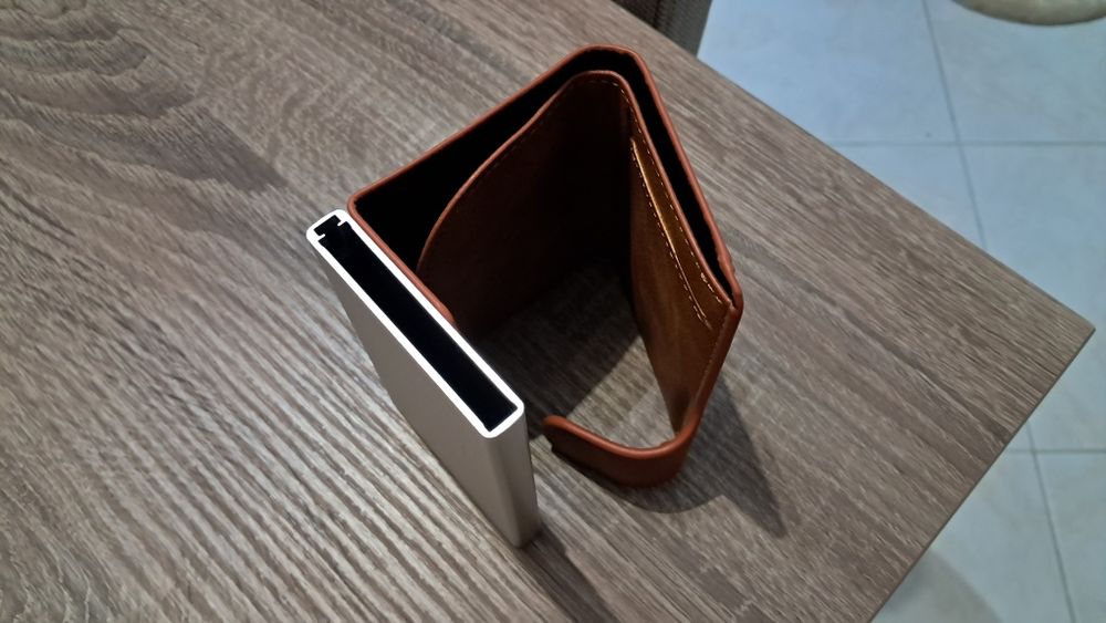 Carteira RFID com porta cartões de alumínio e secção  notas e cartões