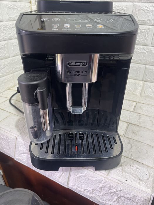 Кавомашина Delonghi magnifica evo