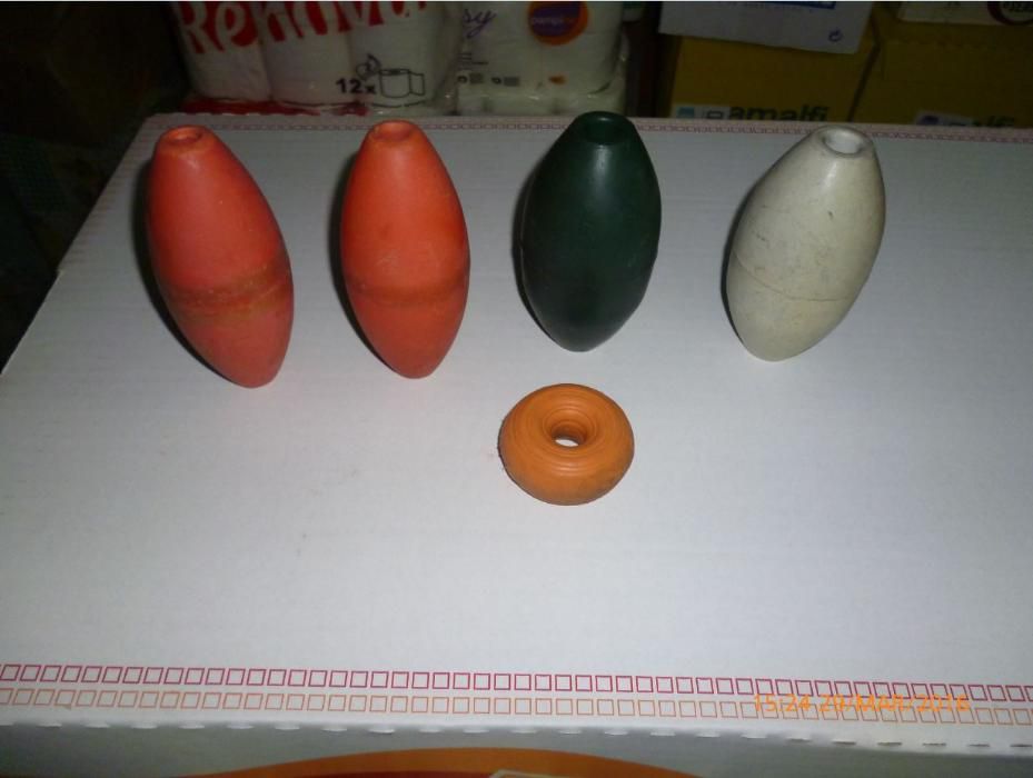 Material para a pesca : vários tipo de boias, cordas, etc