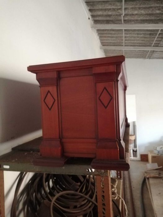 Vende-se floreira em madeira de cerejeira