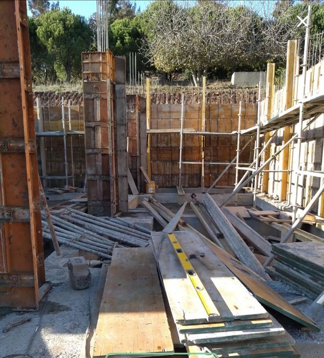 Confragem. Muros, piscinas, pequenas moradias.