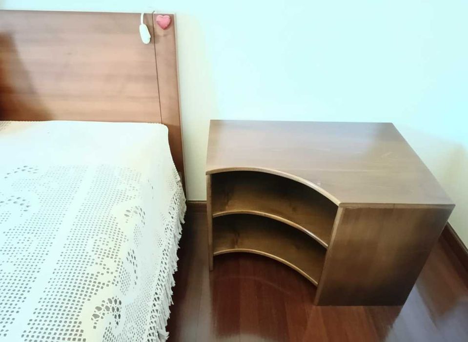 Par de Mesas de Cabeceira Vintage Modernas em Madeira Envernizada