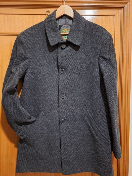 Sobretudo curto cinzento com muito pouco uso
