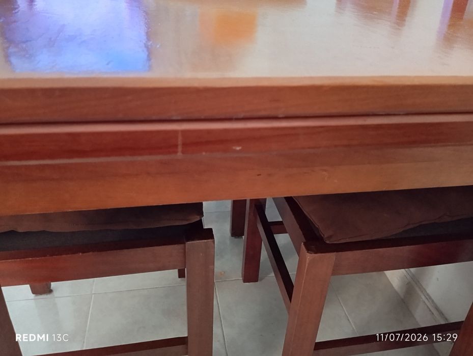 Mesa de jantar, 4 cadeiras e aparador