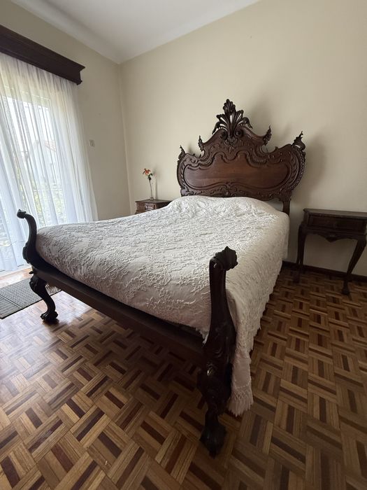 Cama D. João V, em bom estado de conservação.