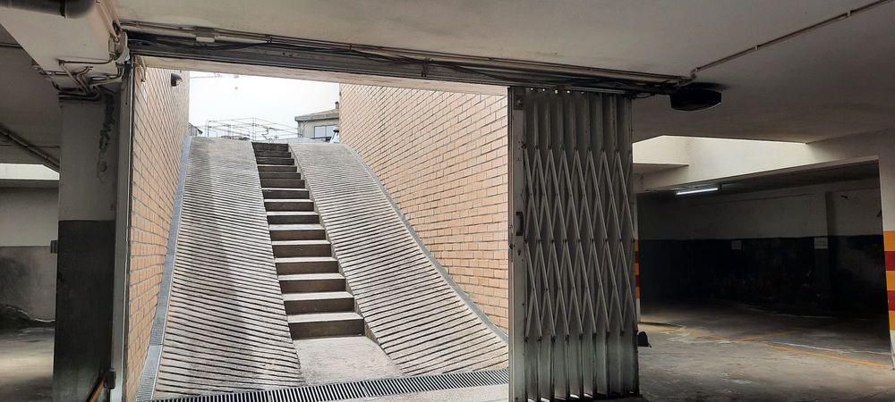 São João Porto - Alugo lugar de garagem.