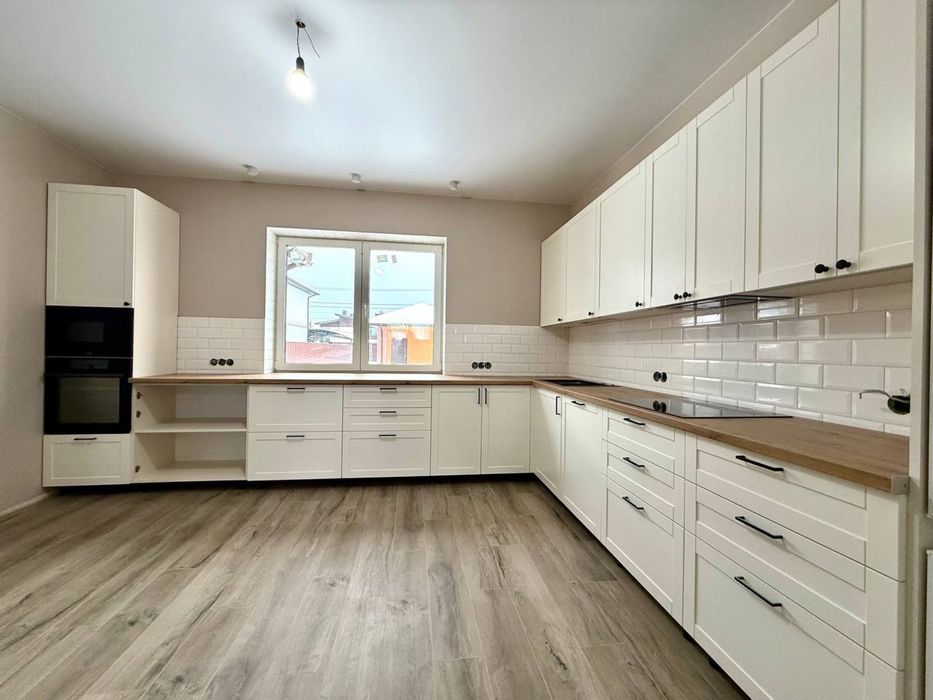 Газифікований будинок з ремонтом на 8 сотках. Гараж. Мін. оформлення