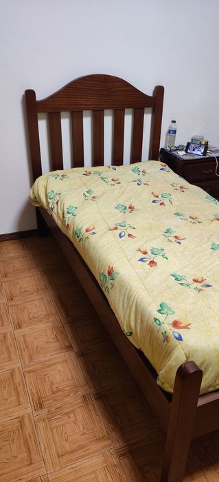Cama de solteiro + mesas de cabeceira