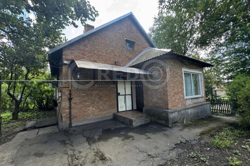 Продаж домоволодіння із великою ділянкою.
