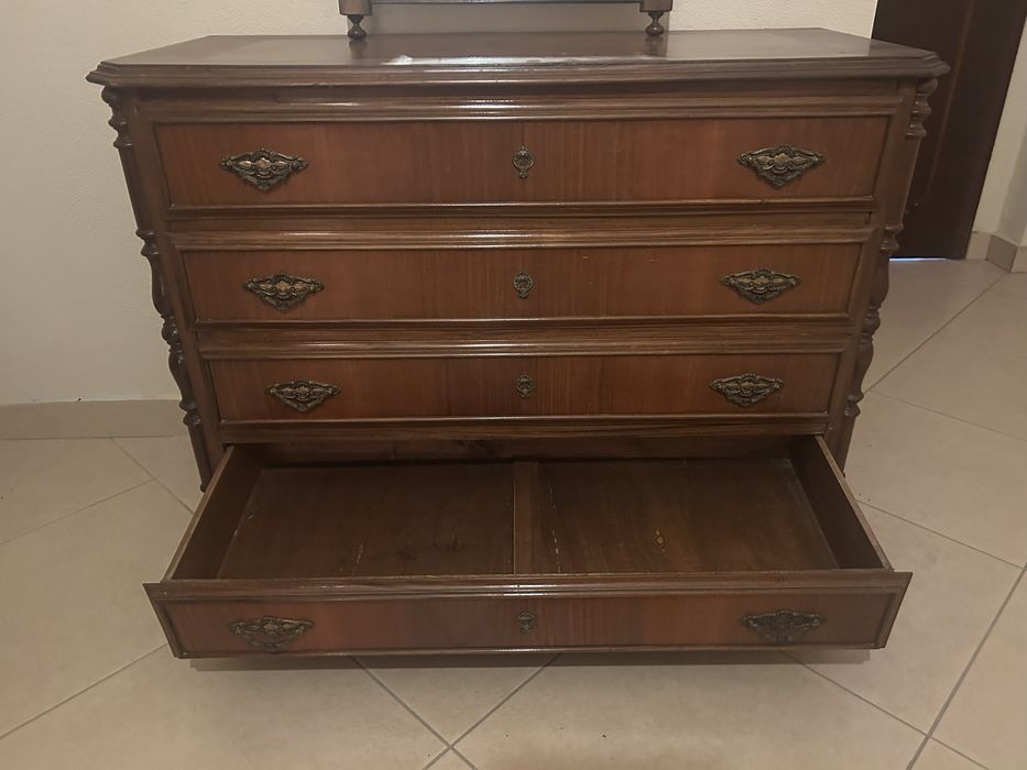 Cama, colchāo, mesa cabeçeira, roupeiro, cómoda e cadeiras