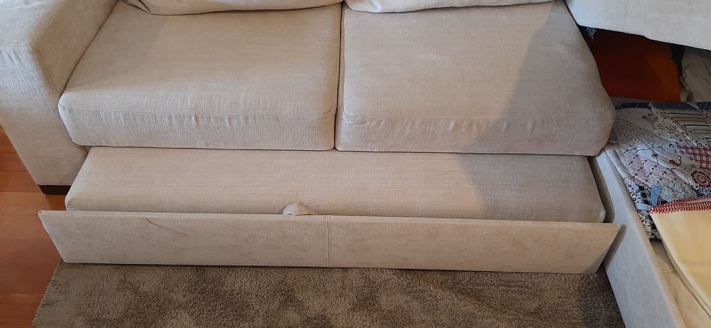 Sofá com chaise longue e cama extra