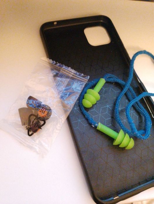 Coisas diversas : borracha de fone , capa de celular usada