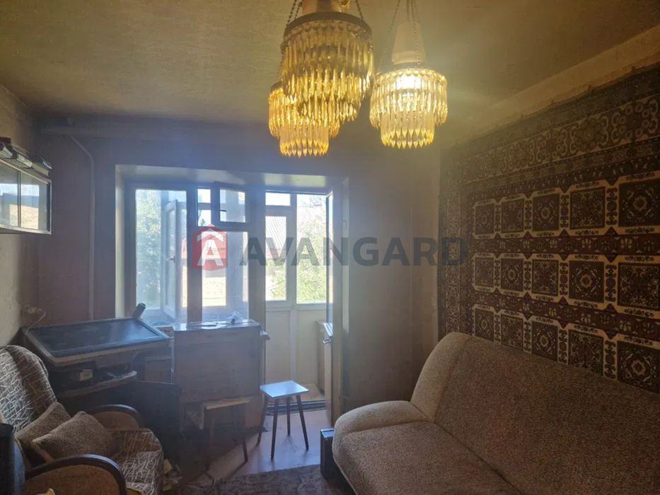 Продаж 2 к кв К-Карого,13. Середній поверх.