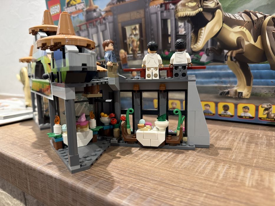 LEGO 76961 Klocki JURASSIC WORLD Centrum dla odwiedzających Atak Tyranozaura i Raptora Oryginal