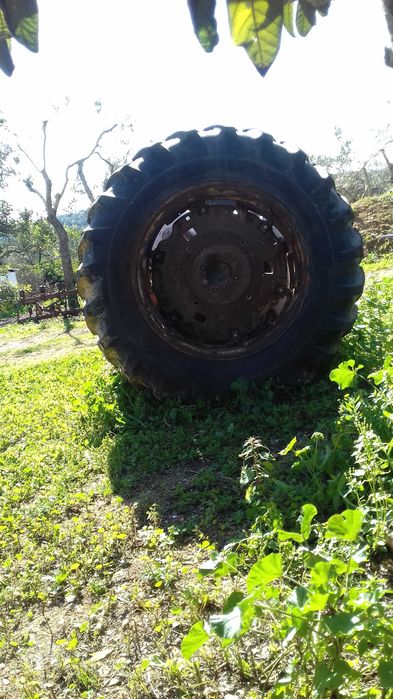 Pneu novo 18.4 x 38 roda